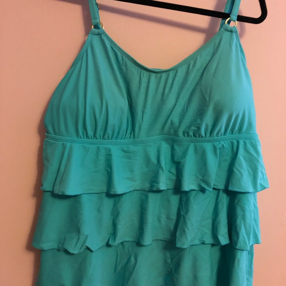 Underwire bathing suit top with tiers